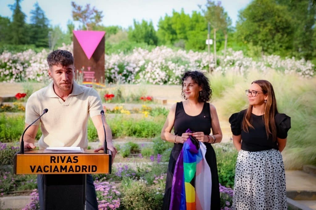 Bernabé Fernández, junto a Mimi Chamorro y Aída Castillejo, el día que fue homenajeado por el Ayuntamiento de Rivas con motivo del Orgullo LGTBI 2024 (Foto: Ayto. Rivas).
