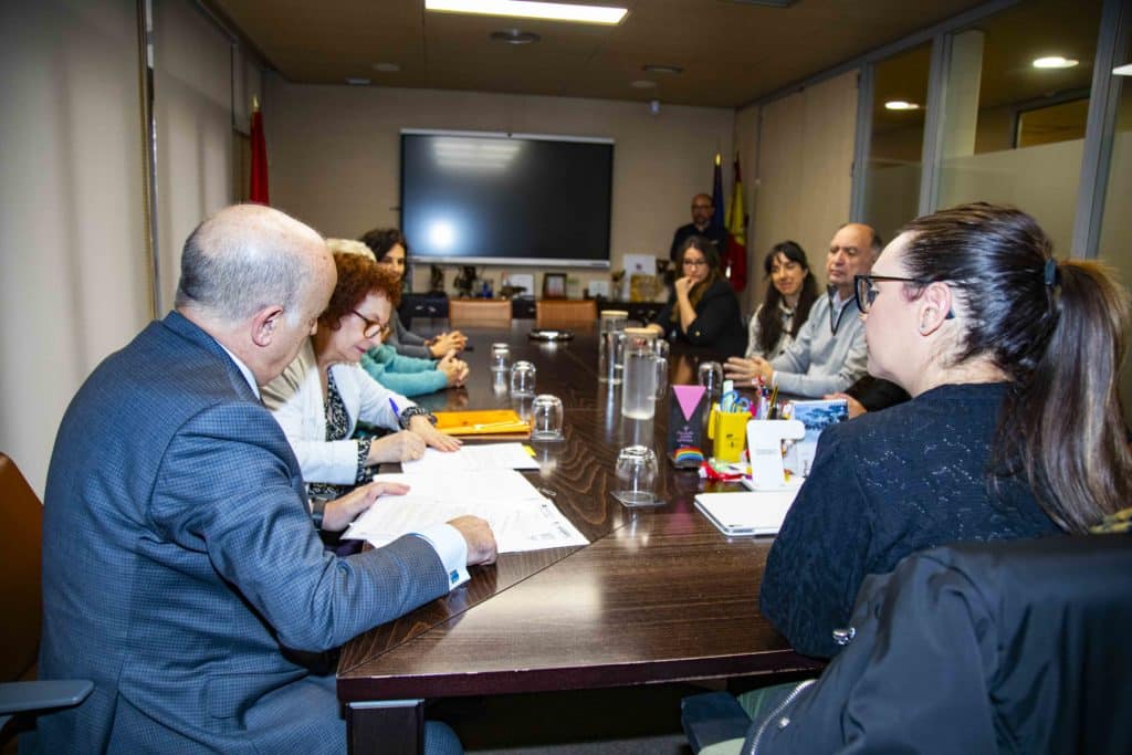 Firma ante notario de la cesión de una parcela municipal a Aspadir en la sede del Ayto. de Rivas