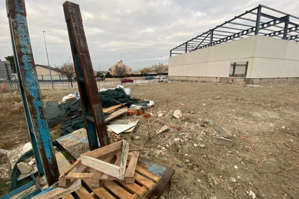 Escombros acmulados en la parcela del gimnasio del CEIPSO La Luna, donde no queda material de obra.