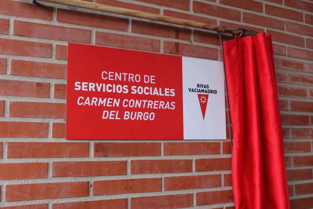Placa con el nuevo nombre del Centro de Servicios Sociales: Carmen Contreras del Burgo (foto: Diario de Rivas)