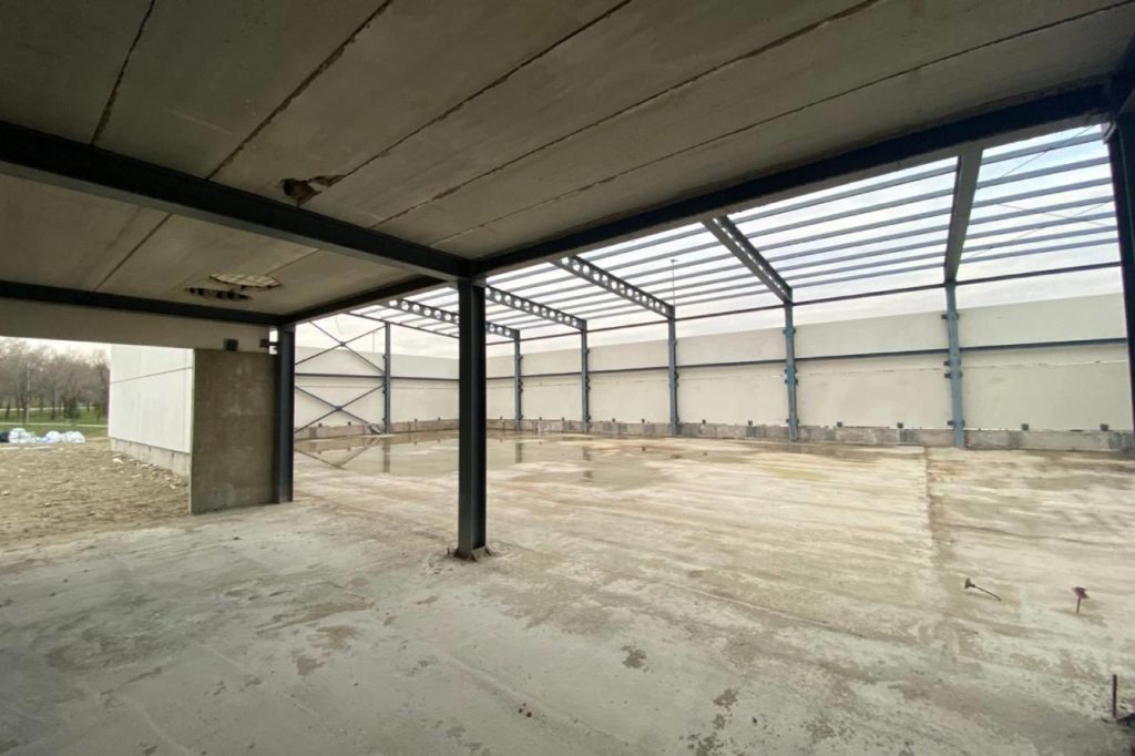 Nave del gimnasio del CEIPSO La Luna, sin actividad ni material de obra.