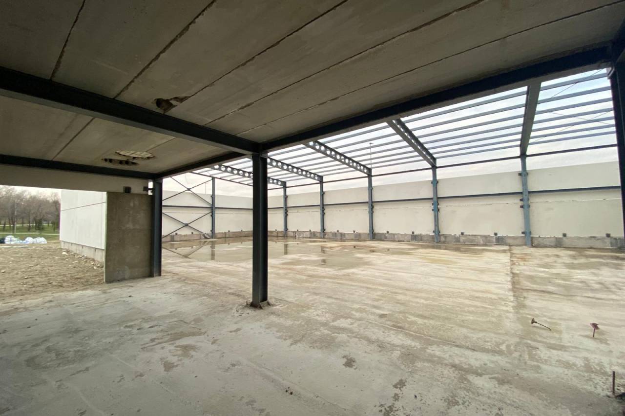 Nave del gimnasio del CEIPSO La Luna, sin actividad ni material de obra.