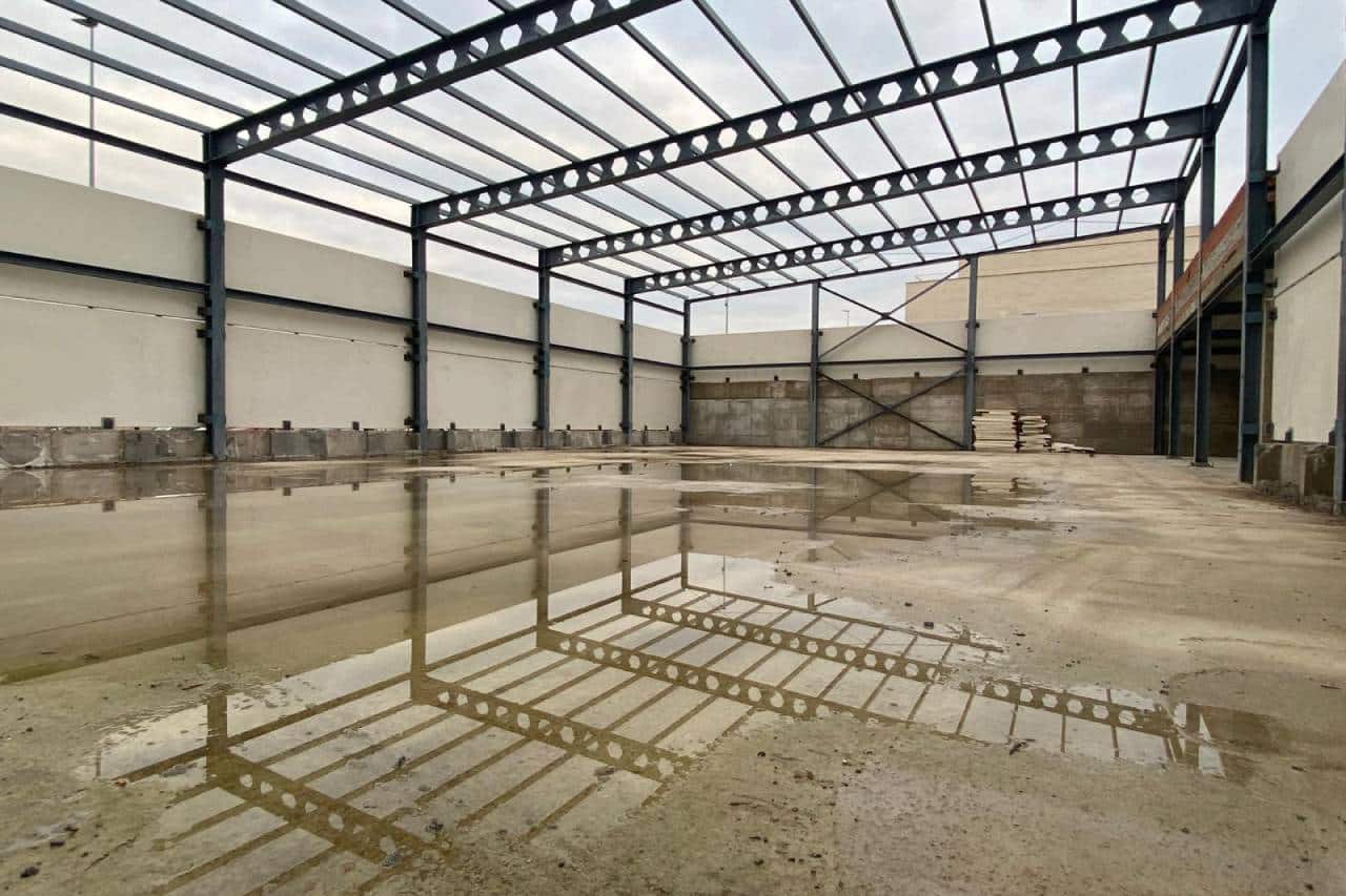 Imagen del estado del interior del gimnasio del CEIPSO La Luna. Las obras están paralizadas.
