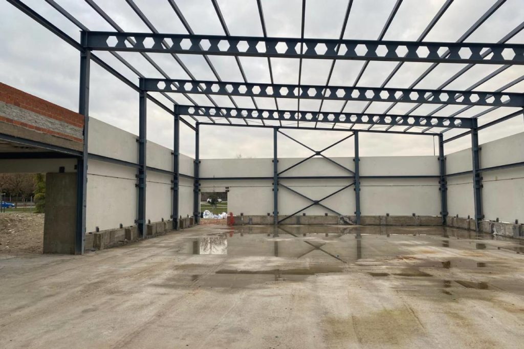 Interior del gimnasio del CEIPSO La Luna, con las obras, a medias, paralizadas.