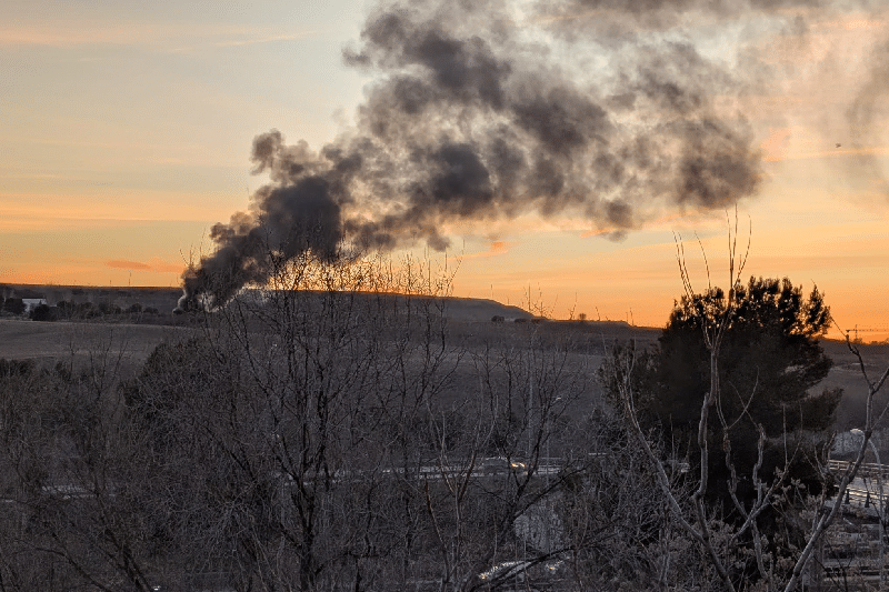 Un incendio en el entorno de Cañada provoca una gran columna de humo negro frente a la entrada Oeste de Rivas Vaciamadrid