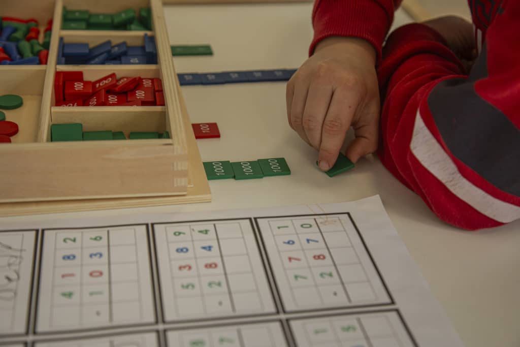 Detalle de un niño trabajando en Montessori Rivas