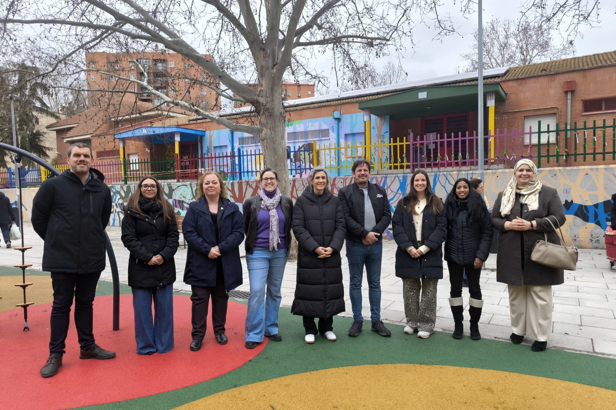 Miembros de la corporación, la FRAVM y la comunidad educativa conocen el proyecto de climatización de los colegios (foto: Diario de Rivas)
