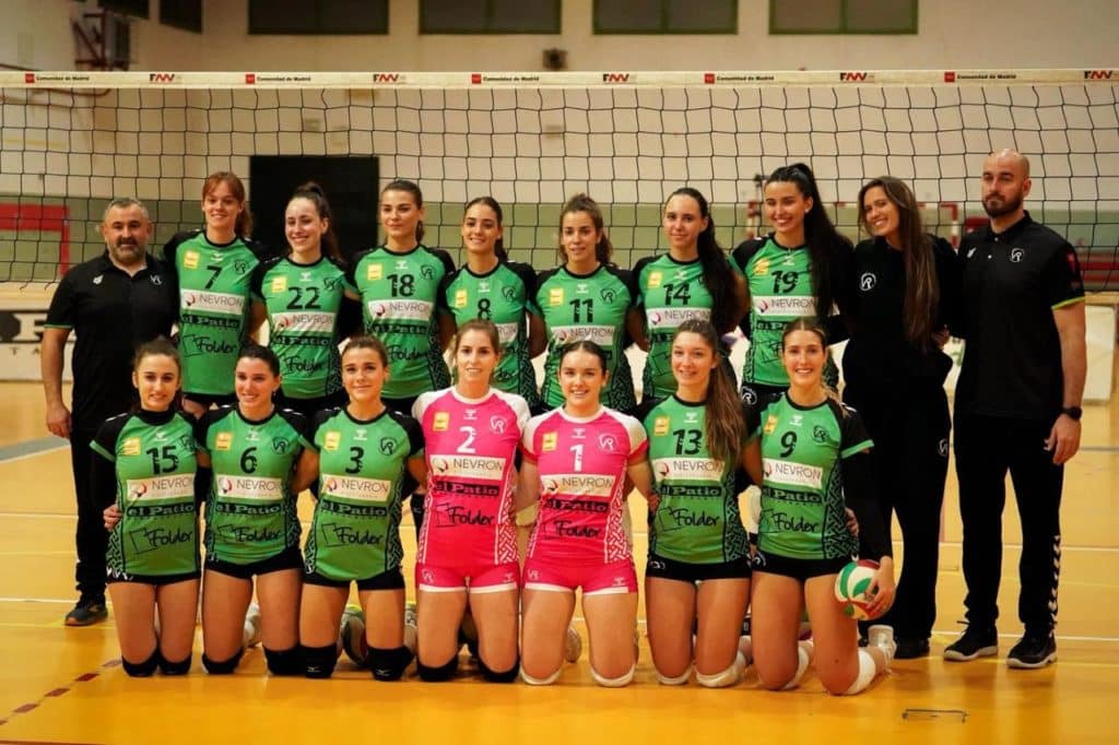 Foto de la plantilla de la AD Voeibol Rivas 2025-2026 que luchará por ascender a Superliga 2