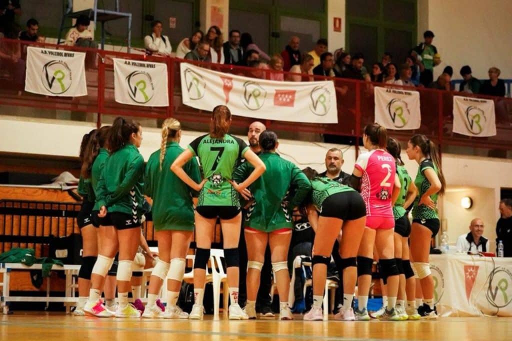 La AD Voleibol Rivas, en un tiempo muerto de un partido de liga