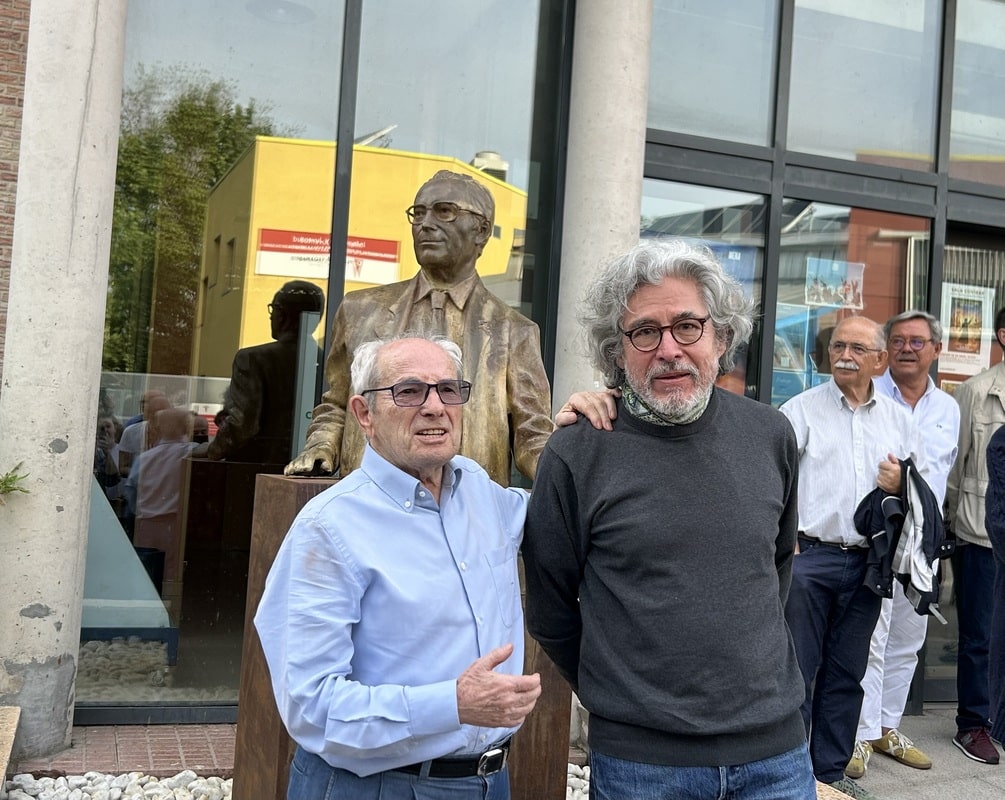 Armando Rodríguez Vallina y Gonzalo Sánchez Mendizábal junto al busto (Foto: Diario de Rivas)