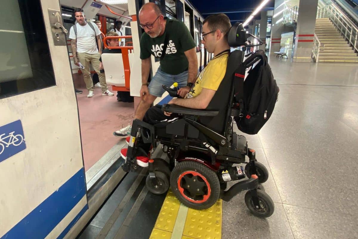 Feli, padre de Ismael, intenta ayudarle a entrar en el Metro en Rivas Futura