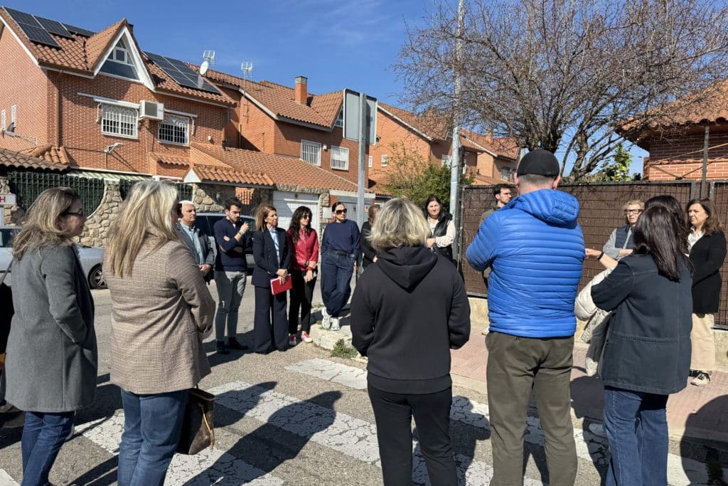 Janette Novo (PP) habla con los vecinos y vecinas de las calles Abedul, Cerezo, Laurel y Trébol (foto: PP de Rivas)