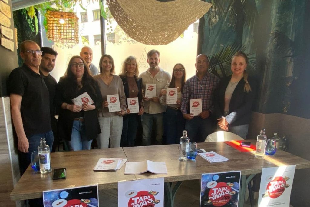 Hosteleros posan en la presentación de la Ruta de la Tapa 2026 junto a Aída Castillejo, David París y Manuela Refolio en el restaurante Atlántika.