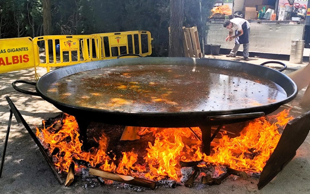 La paella popular y la música de calle despidieron las fiestas en el casco antiguo de Rivas