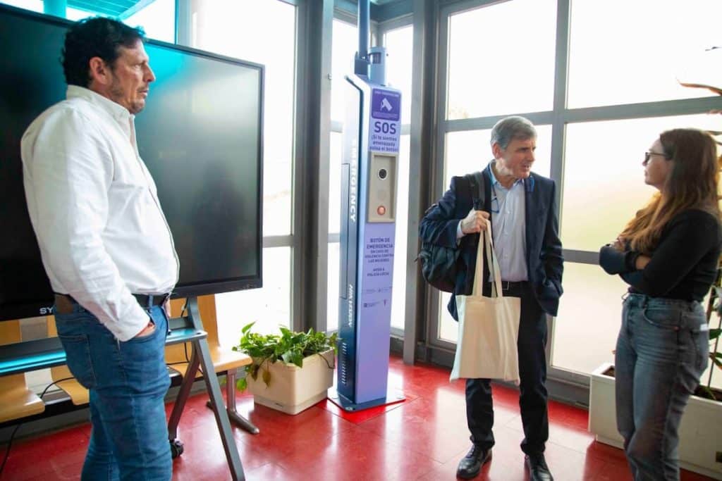 Enrique Martínez, presidente de Segittur conoce los postes SOS de Rivas (foto: Ayto. Rivas)