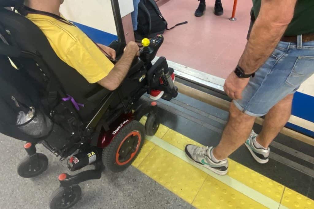 Feli no puede acceder solo al Metro porque las ruedas de su silla se quedarían en el hueco entre vagón y andén