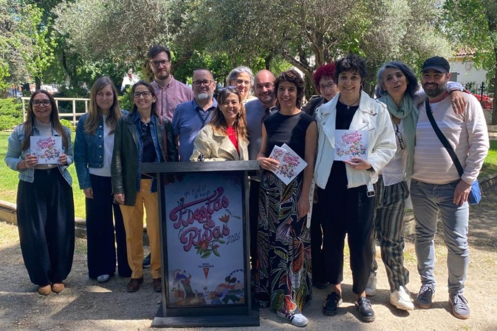Personal municipal de distintos servicios posa junto en la presentación de las Fiestas de Rivas 2026. A la izquierda de la imagen, la alcaldesa, Aída Castillejo. En la parte derecha, en primer término, con chaqueta blanca, la concejala e Cultura, Ángela Vijández.