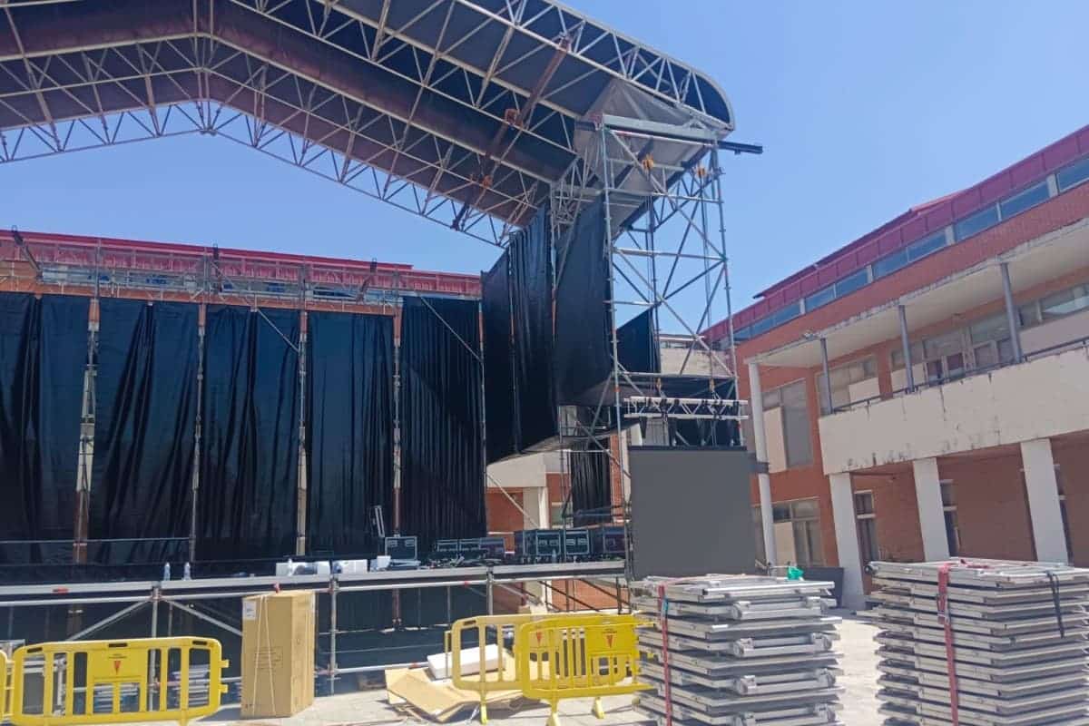Escenario del Festival de las Ideas y la Cultura (FIC) Ágora Rivas 2030 en la plaza de la Constitución