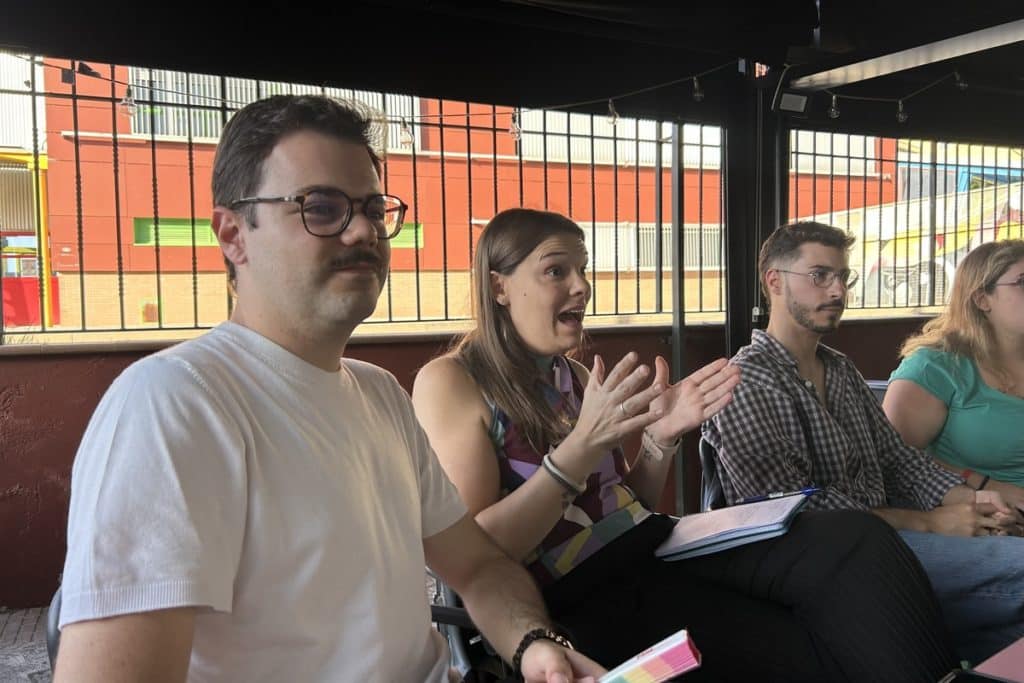 Jorge Pastrano, secretario LGTBI del PSOE de Rivas; Beth Giraldo, vicepresidenta de COGAM; y José Álvarez, responsable LGTBI de UGT (Foto: Diario de Rivas)