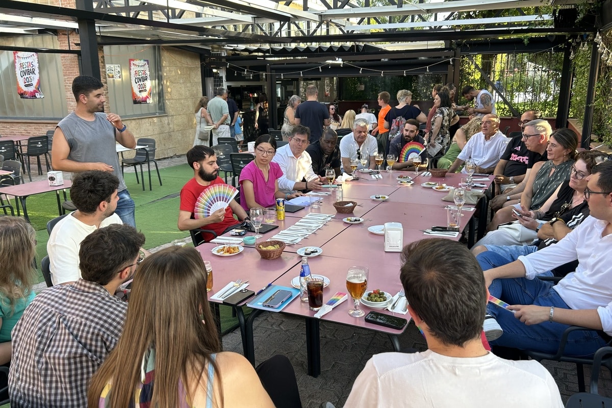 Debate durante la ‘Tertulia con Orgullo’ (Foto: Diario de Rivas)