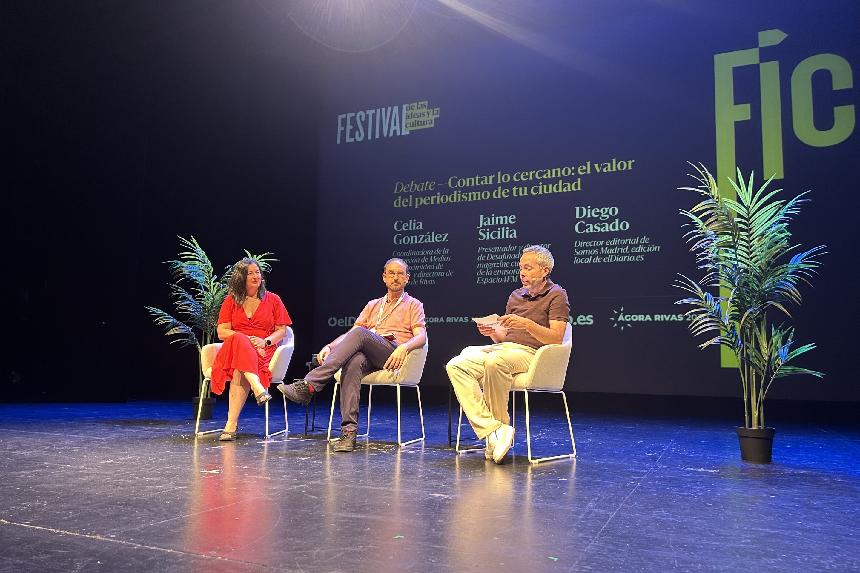 Celia González, Jaime Sicilia y Diego Casado durante el debate ‘Contar lo cercano: el valor del periodismo de tu ciudad’ (Foto: Diario de Rivas)