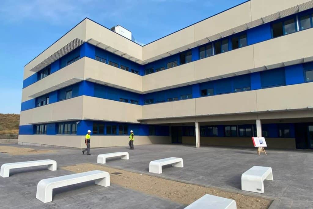 Fachada exterior del IES Margarita Salas de Rivas