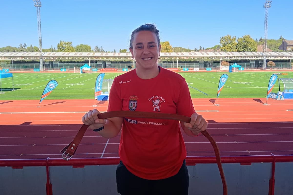 María Cabas sostiene el cinturón reglamentario de lucha leonesa el día de la entrevista con Diario de Rivas en el estadio del Cerro del Telégrafo