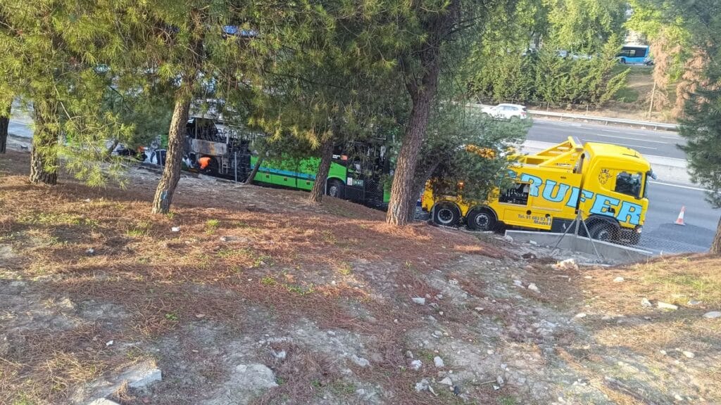 Autobús quemado en la A-3