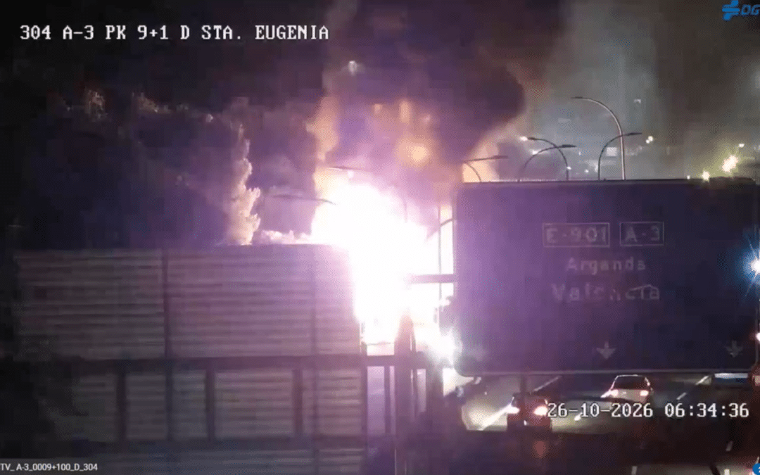 Un autobús interurbano arde en la A-3 a la altura de Vallecas