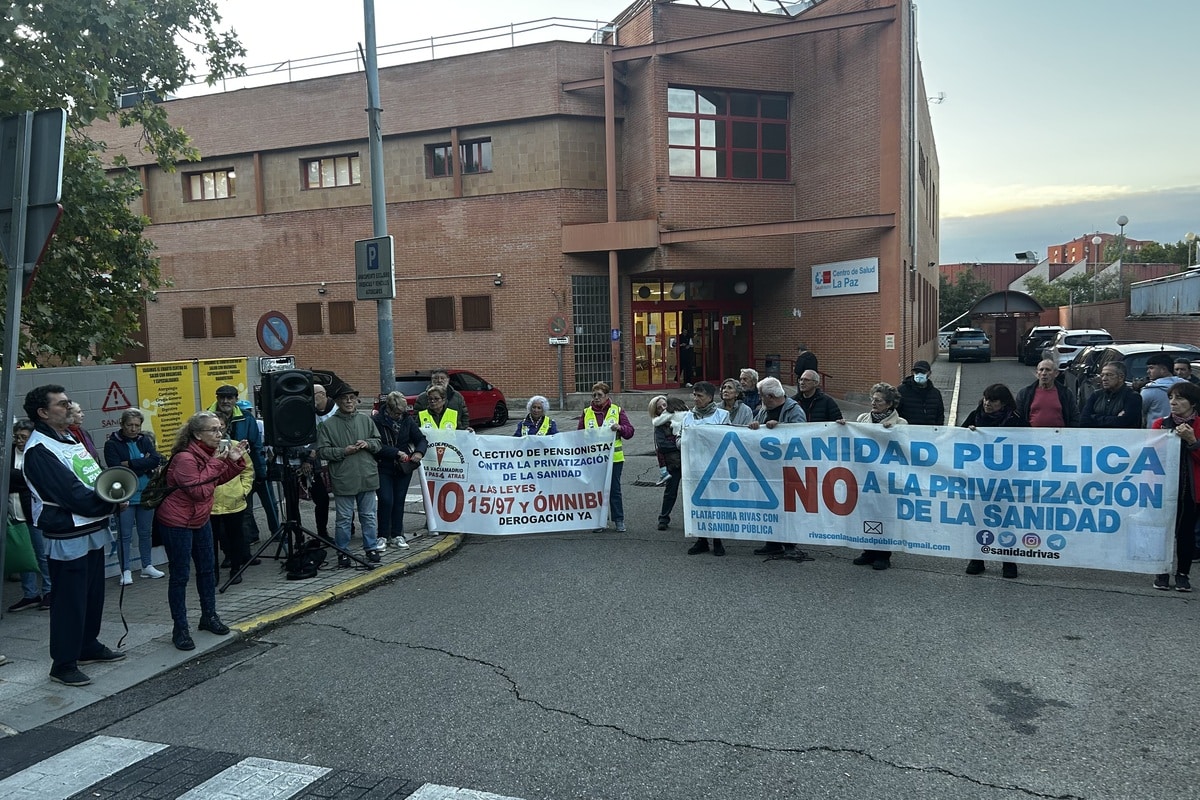 Concentración Rivas con la Sanidad Pública frente al Centro de Salud La Paz (Foto: Diario de Rivas)